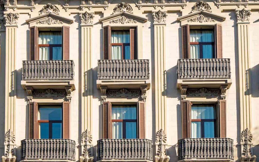 Balconi aggettanti: come incide questa tipologia di balconi sulla proprietà e sulla ripartizione delle spese condominiali?